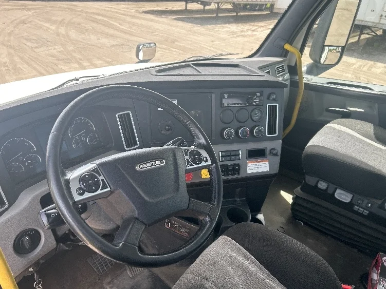 2022 Freightliner Cascadia in Londonderry, NH — photo 10