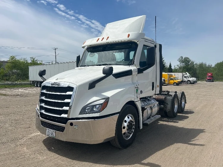 2022 Freightliner Cascadia in Londonderry, NH — photo 3