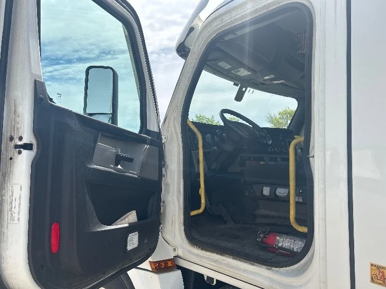 2022 Freightliner Cascadia in Londonderry, NH — photo 9