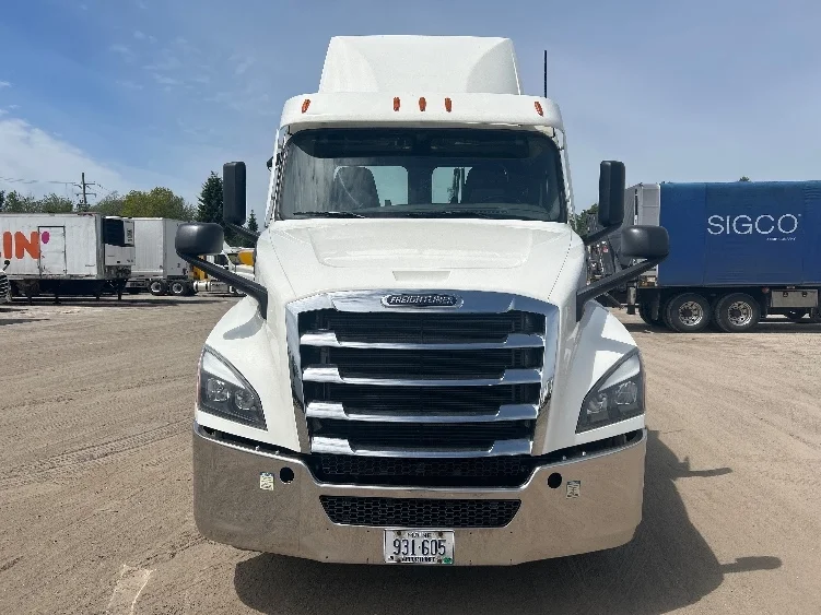 2022 Freightliner Cascadia in Londonderry, NH — photo 2