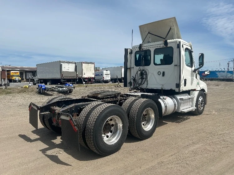 2022 Freightliner Cascadia in Londonderry, NH — photo 7