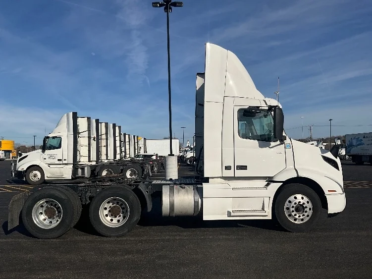 2021 Volvo VNR 640 in La Porte, IN — photo 8