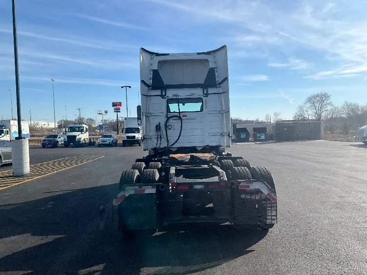 2021 Volvo VNR 640 in La Porte, IN — photo 6