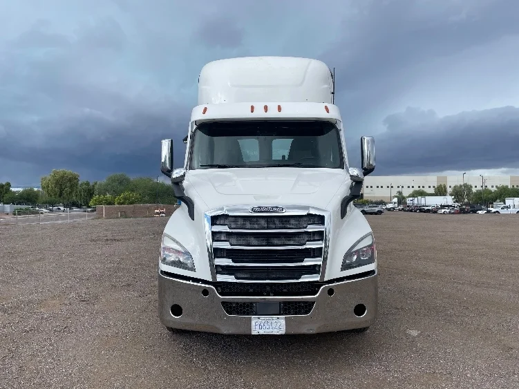2021 Freightliner Cascadia in Phoenix, AZ — photo 2