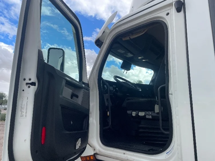 2021 Freightliner Cascadia in Phoenix, AZ — photo 9