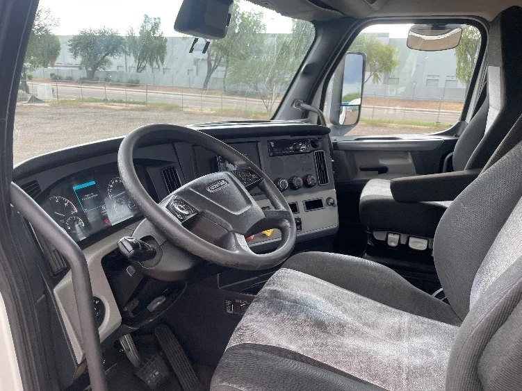 2021 Freightliner Cascadia in Phoenix, AZ — photo 10