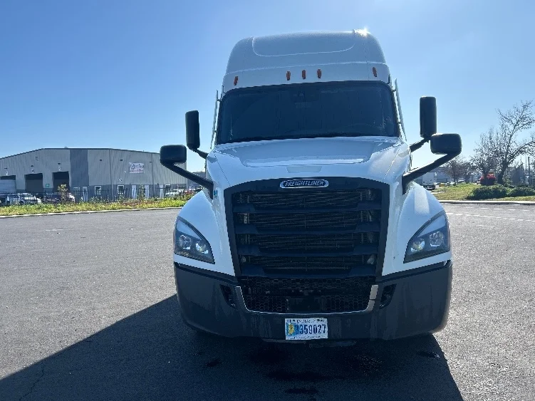 2023 Freightliner Cascadia - image 2