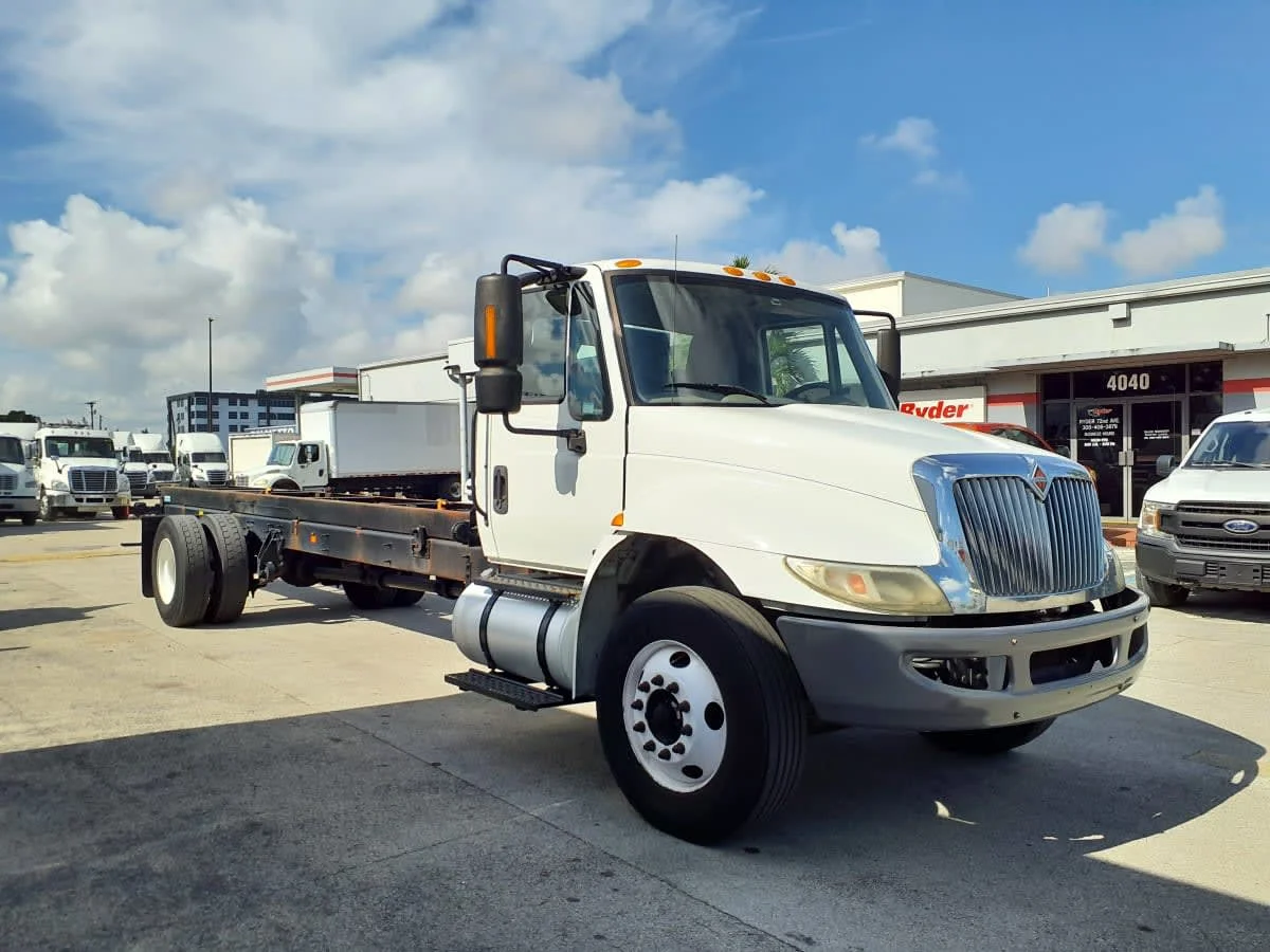 2019 International 4300 in Miami, FL — photo 3