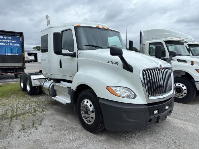 2021 International LT — photo 3