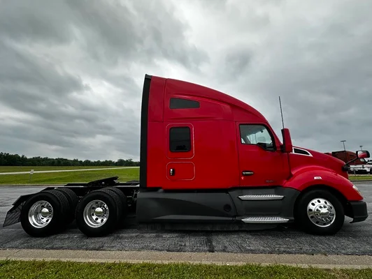 2022 Kenworth T680 in Joplin, MO — photo 2