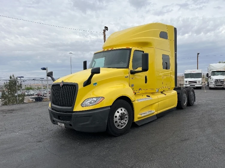 2022 International LT - image 3