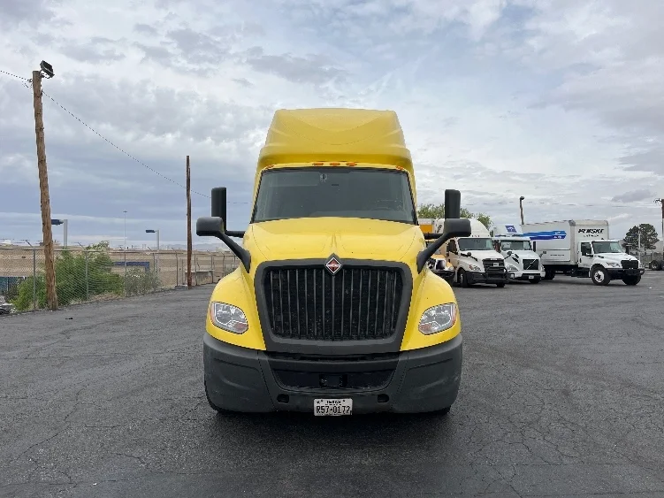 2022 International LT - image 2