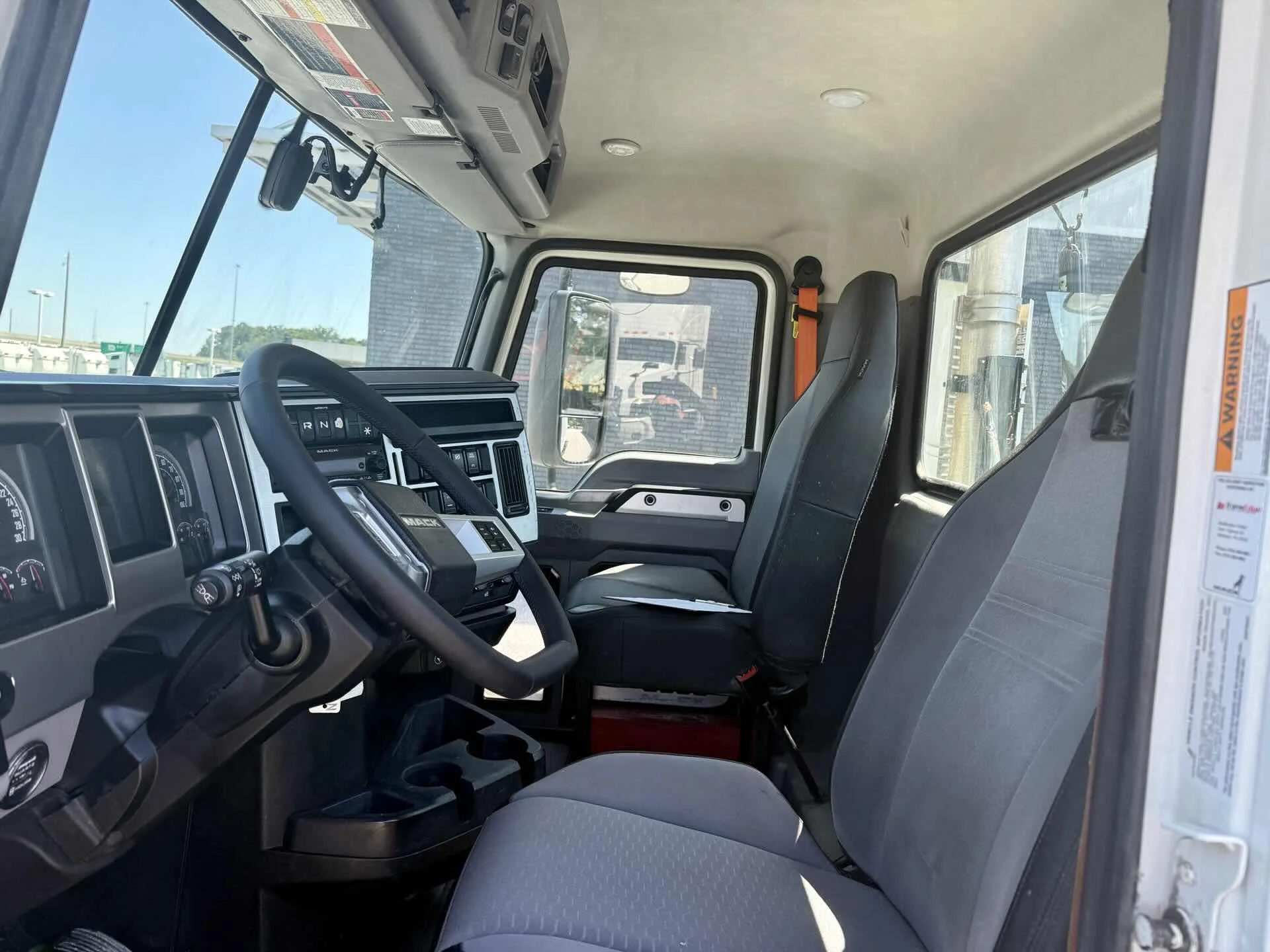 2022 Mack Anthem in Tampa, FL — photo 8