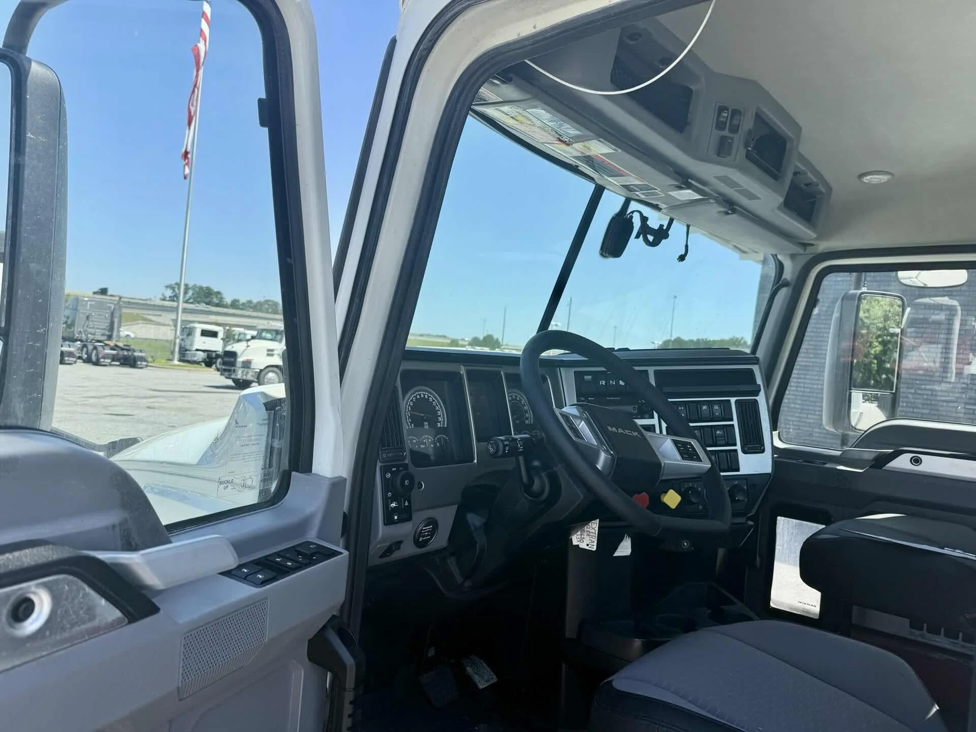 2022 Mack Anthem in Tampa, FL — photo 3