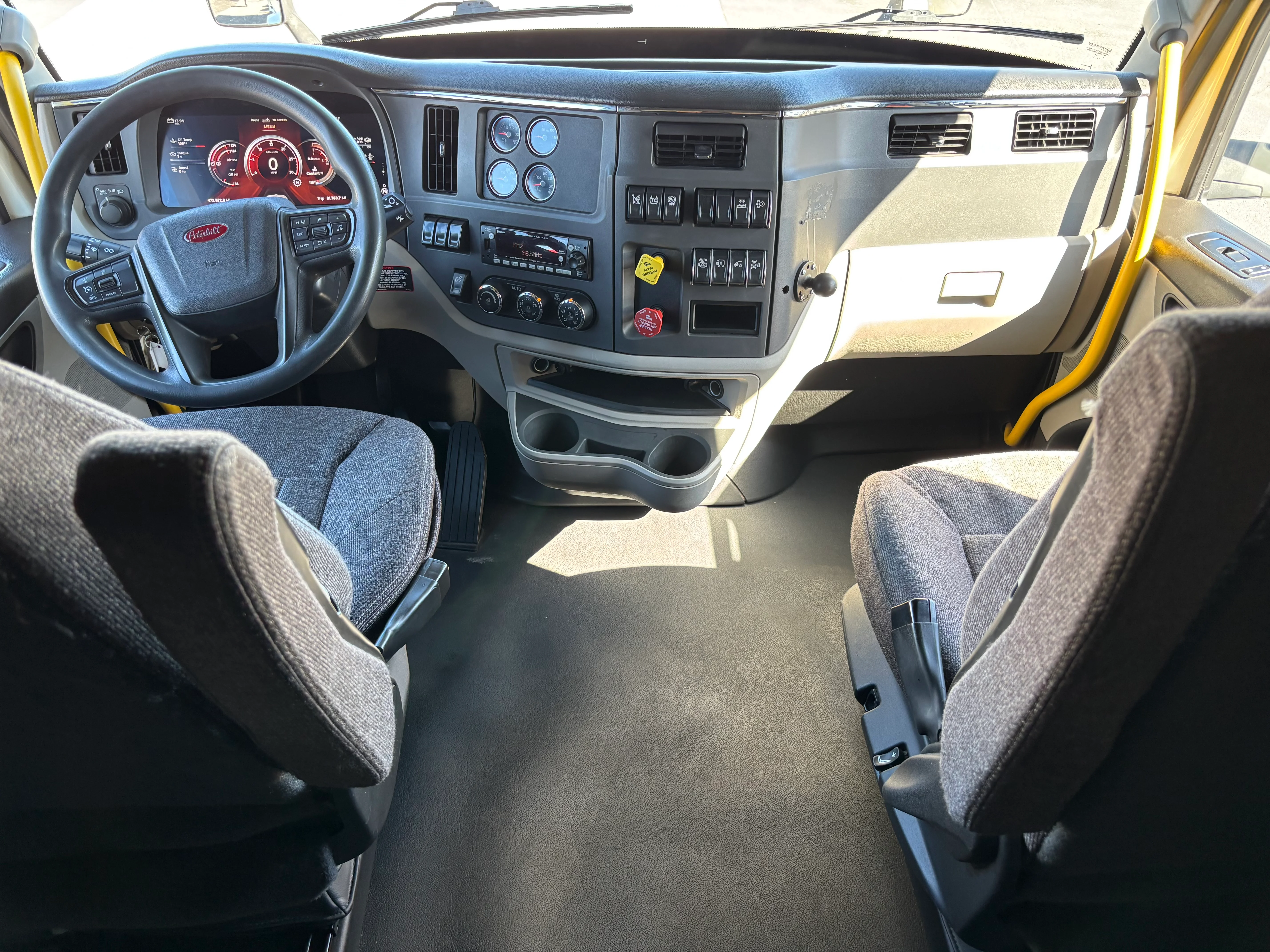 2022 Peterbilt 579 in Doral, FL — photo 4