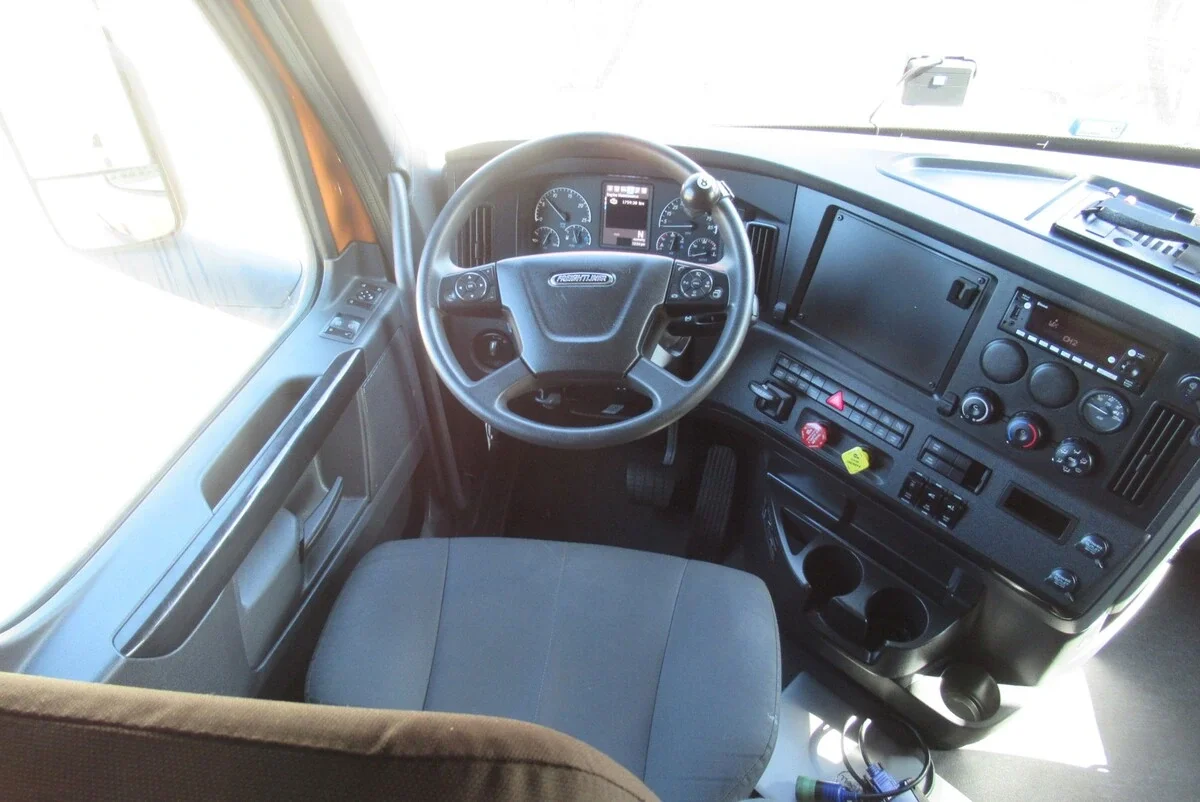 2025 Freightliner Cascadia - image 27