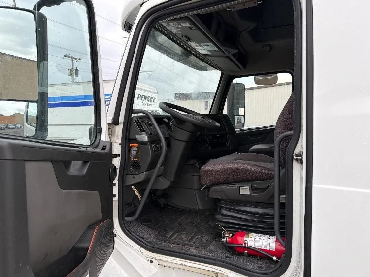 2023 Volvo VNL 760 - image 9