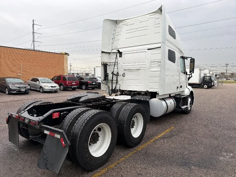 2023 Volvo VNL 760 - image 7