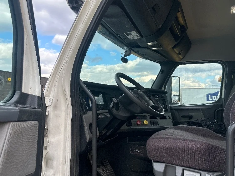 2020 Freightliner Cascadia - image 9