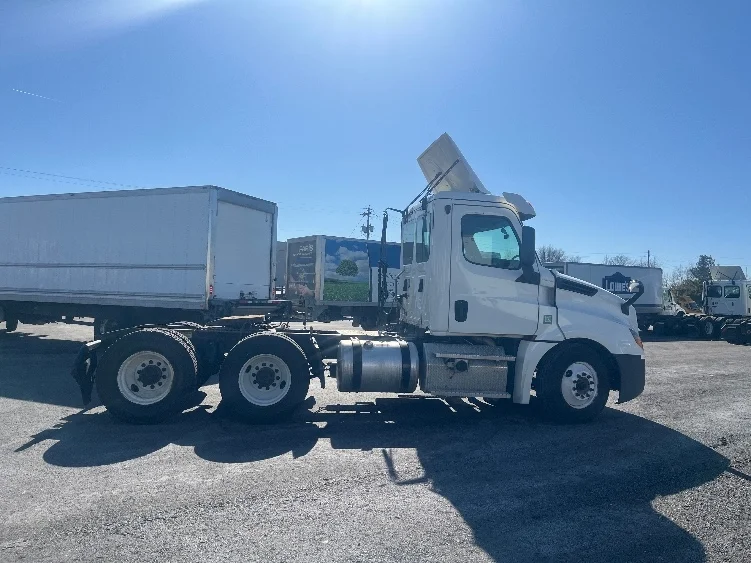 2020 Freightliner Cascadia - image 8