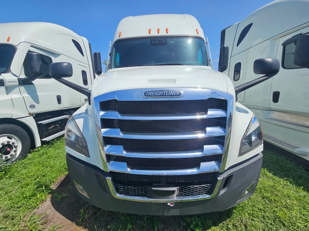 2022 Freightliner Cascadia in Orlando, FL — photo 2