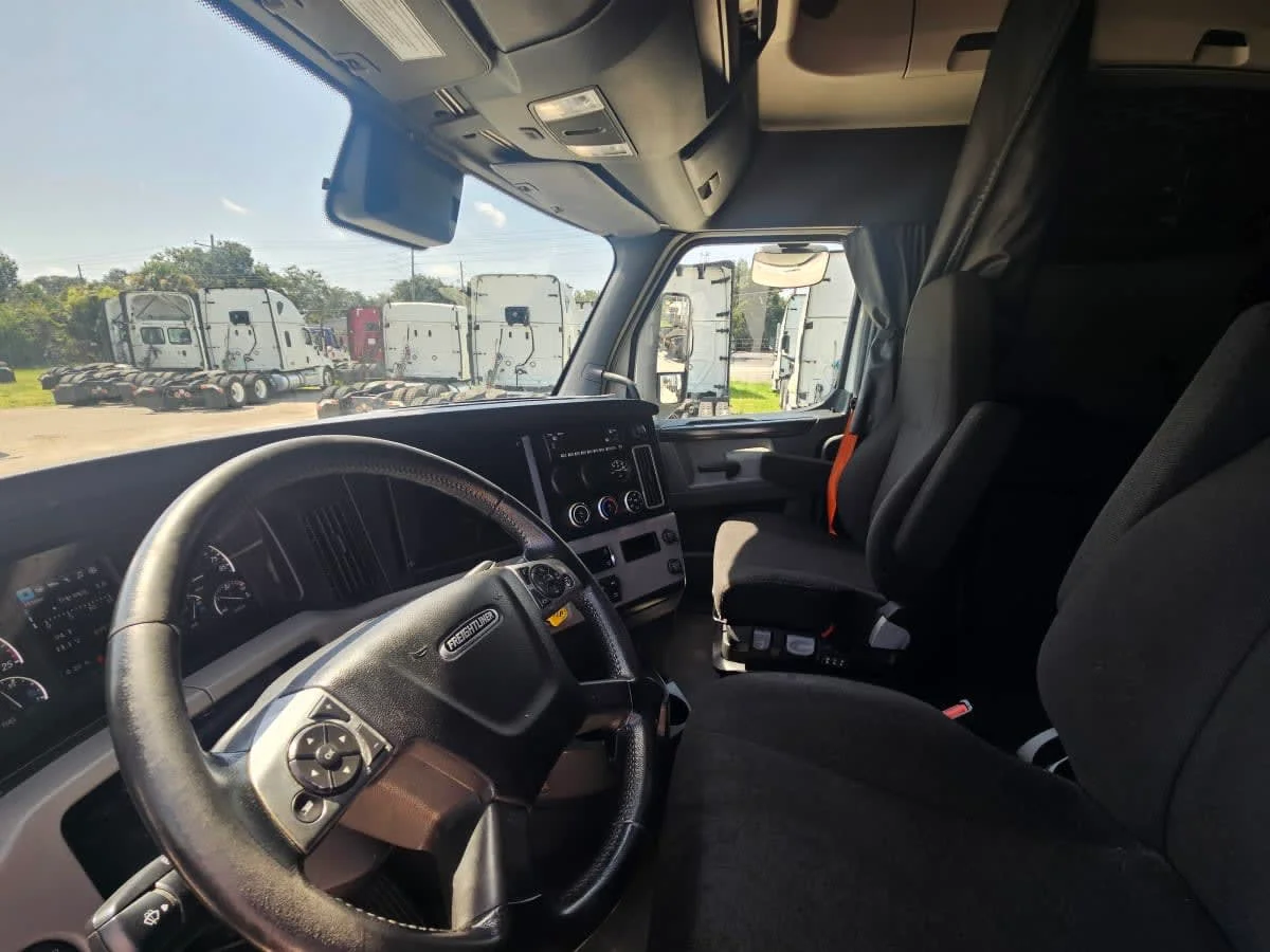 2022 Freightliner Cascadia in Orlando, FL — photo 7