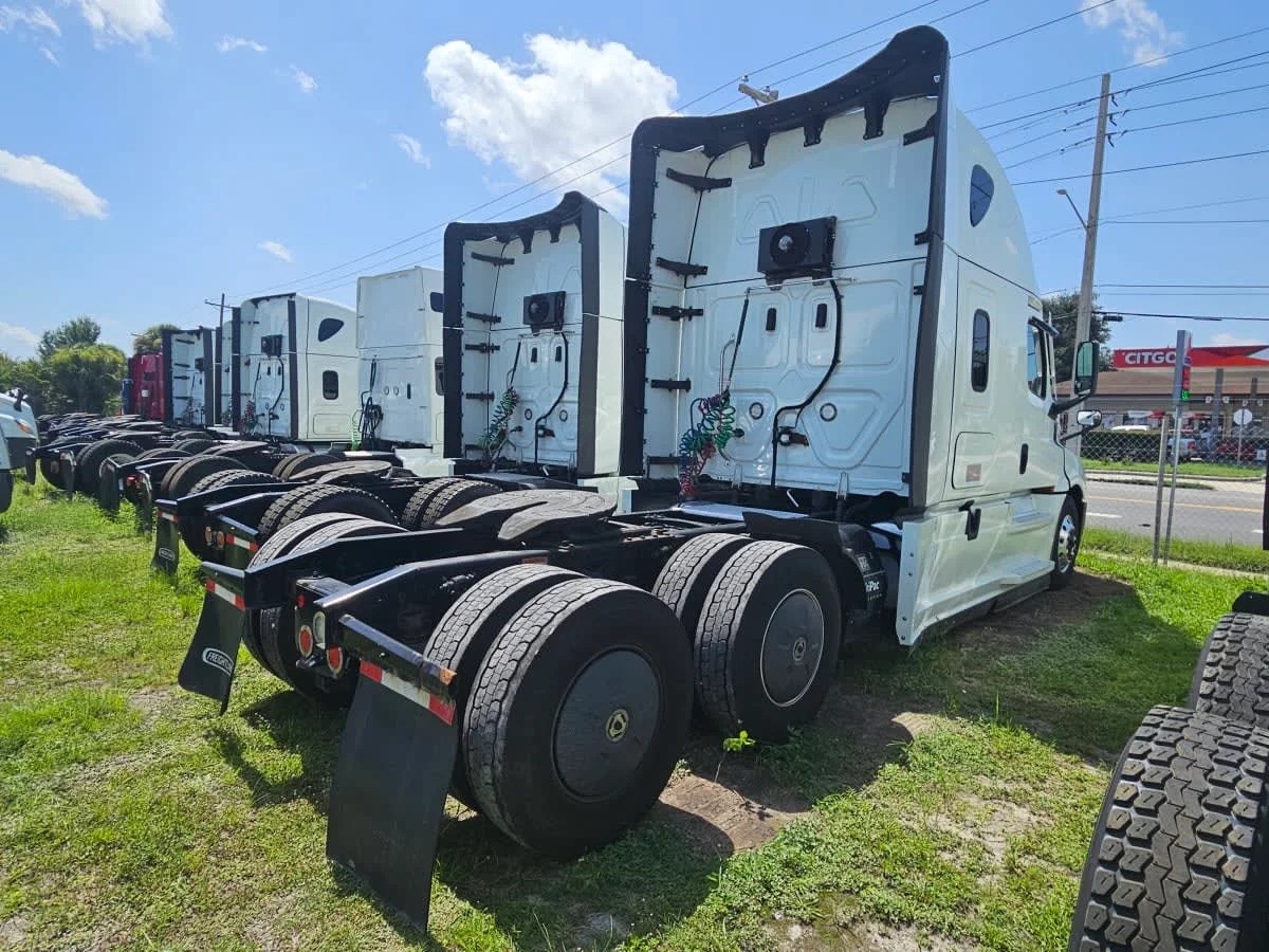 2022 Freightliner Cascadia in Orlando, FL — photo 4