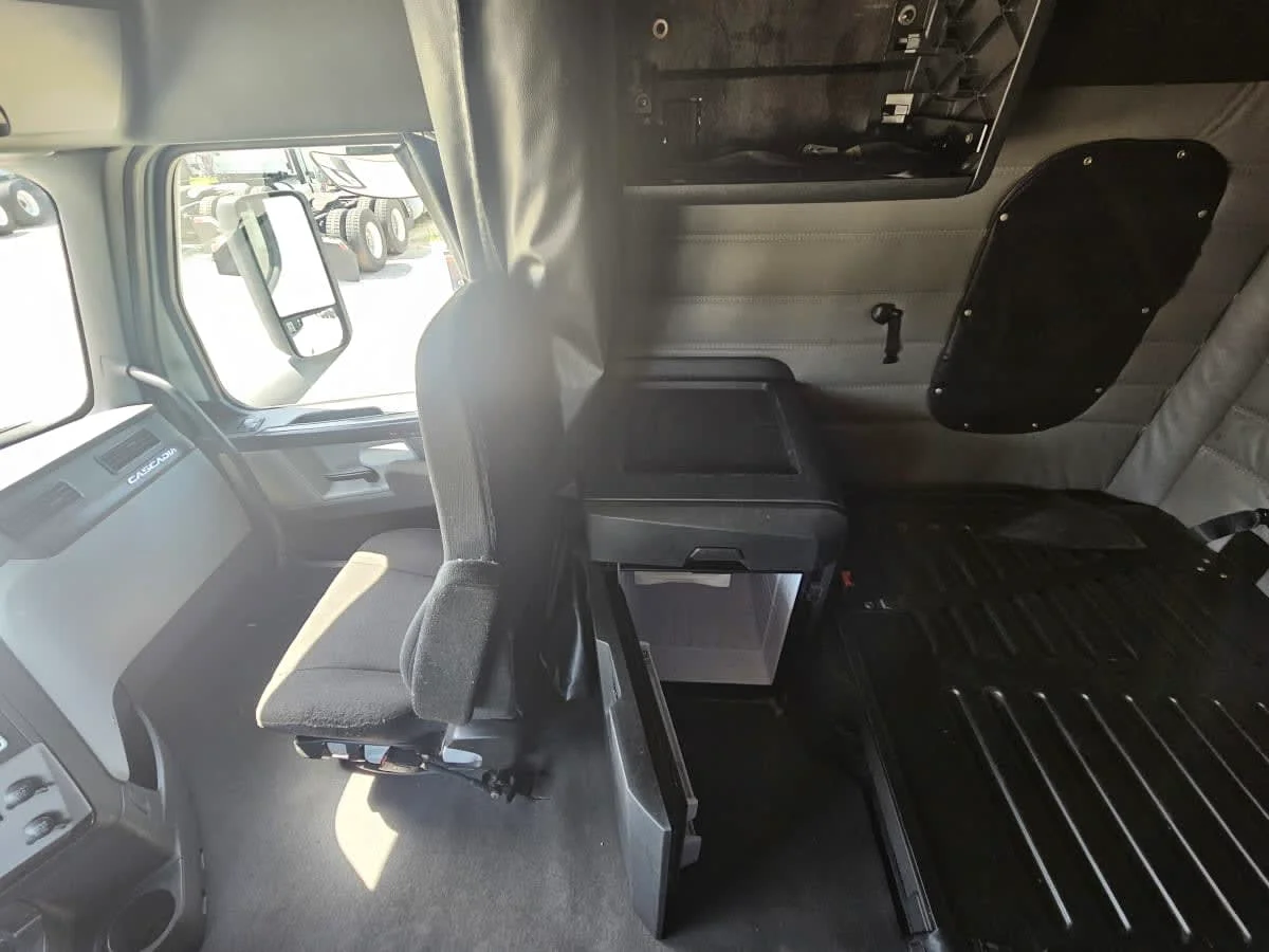 2022 Freightliner Cascadia in Orlando, FL — photo 13