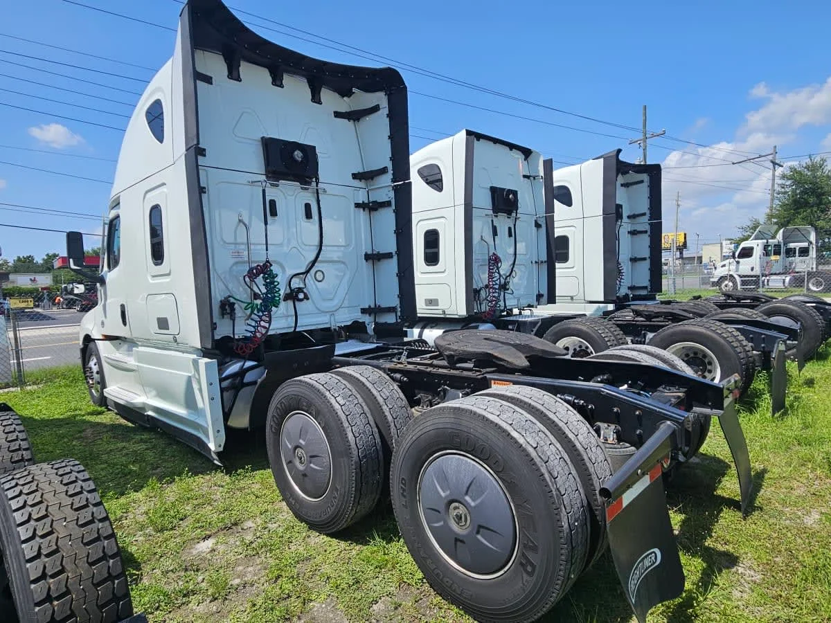2022 Freightliner Cascadia in Orlando, FL — photo 6