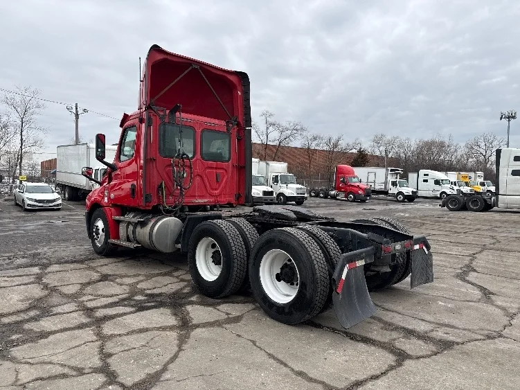 2020 Freightliner Cascadia in Chicago (Melrose Park), IL — photo 5