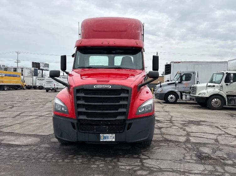 2020 Freightliner Cascadia in Chicago (Melrose Park), IL — photo 2