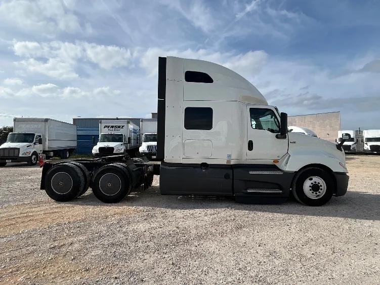 2023 International LT - image 8