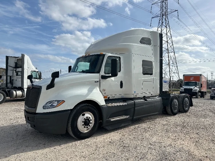 2023 International LT - image 3