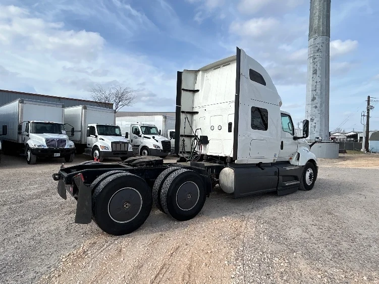 2023 International LT - image 7