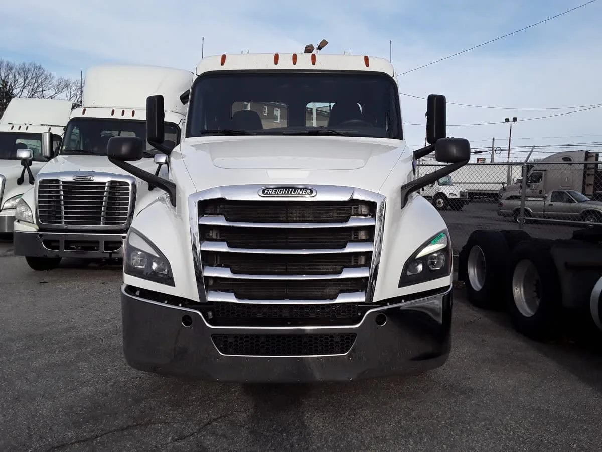 2020 Freightliner Cascadia - image 2