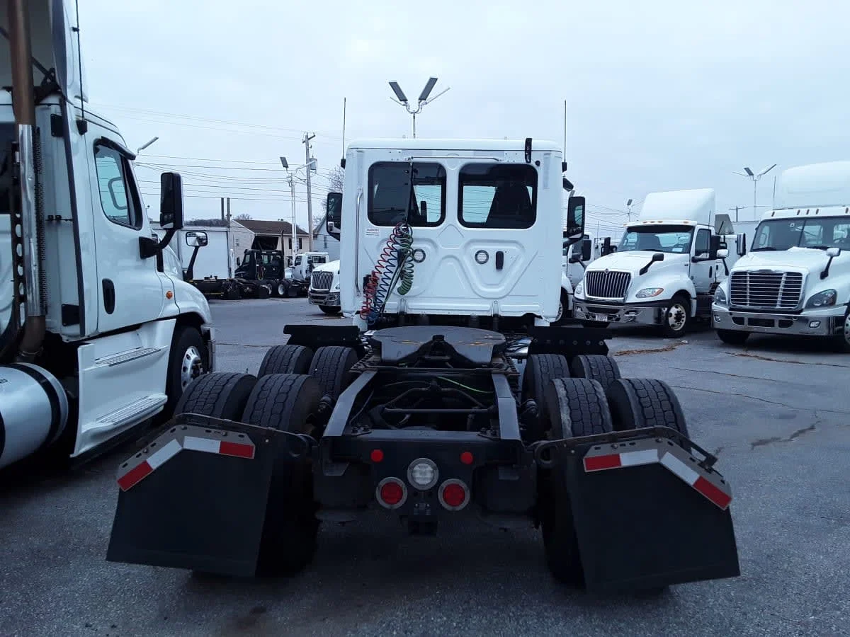 2020 Freightliner Cascadia - image 5