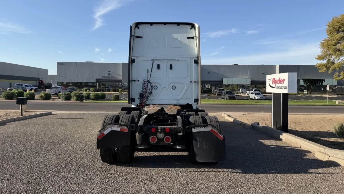 2021 Freightliner Cascadia in Phoenix, AZ — photo 5