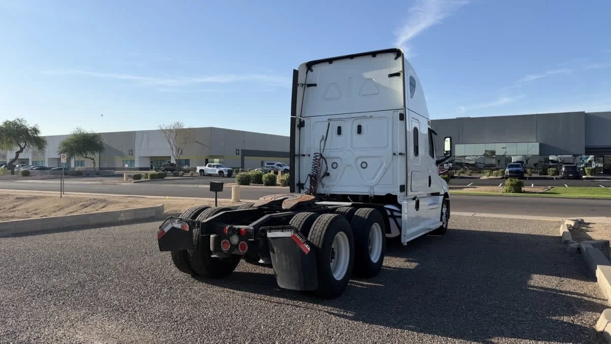 2021 Freightliner Cascadia in Phoenix, AZ — photo 4