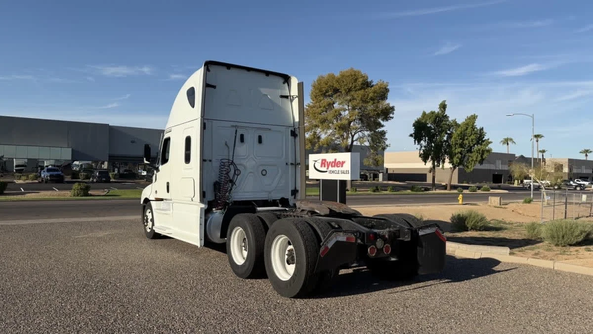 2021 Freightliner Cascadia in Phoenix, AZ — photo 6
