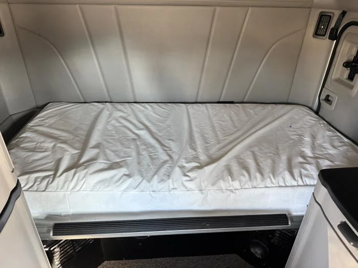 2022 Peterbilt 579 - image 17