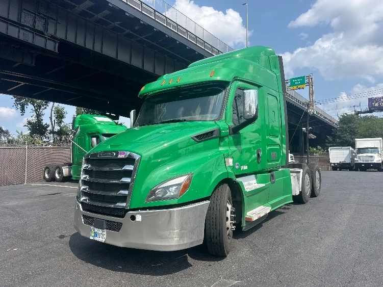 2019 Freightliner Cascadia in North Bergen, NJ — photo 3