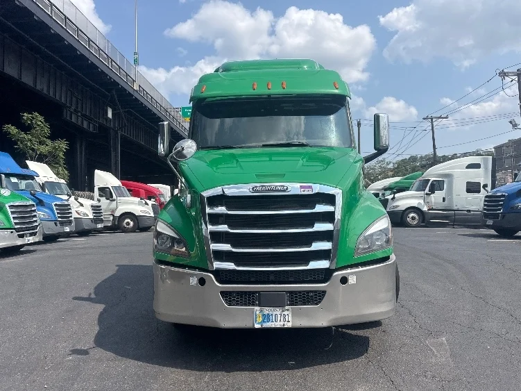 2019 Freightliner Cascadia in North Bergen, NJ — photo 2