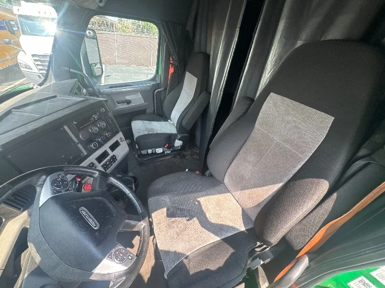 2019 Freightliner Cascadia in North Bergen, NJ — photo 10