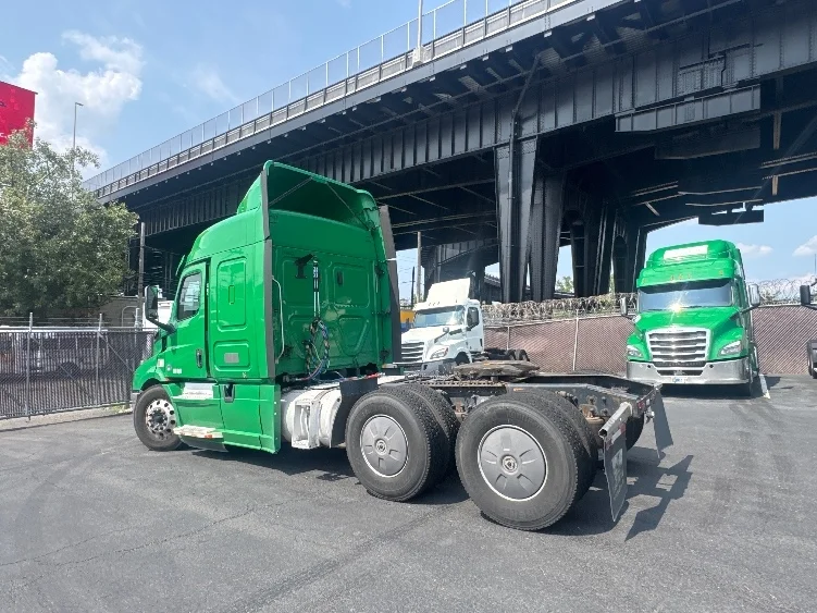 2019 Freightliner Cascadia in North Bergen, NJ — photo 5