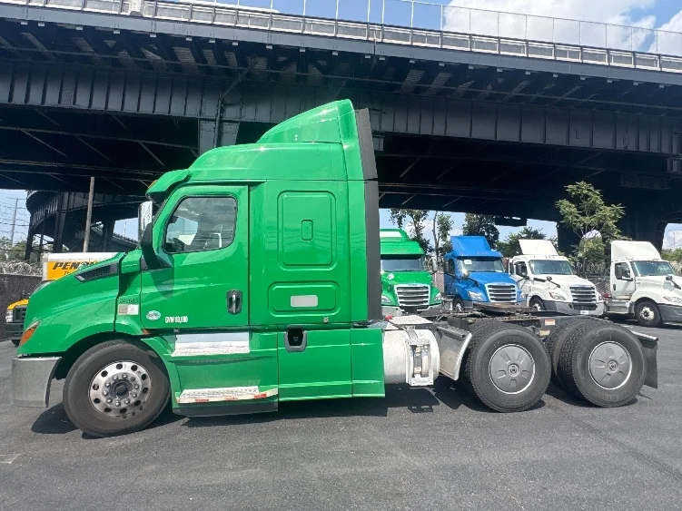 2019 Freightliner Cascadia in North Bergen, NJ — photo 4