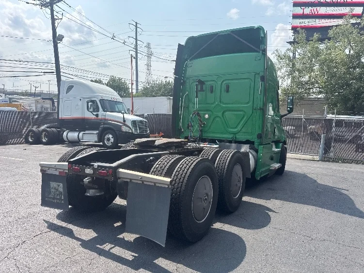 2019 Freightliner Cascadia in North Bergen, NJ — photo 7