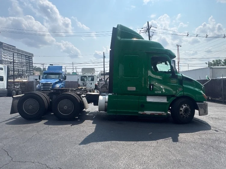 2019 Freightliner Cascadia in North Bergen, NJ — photo 8