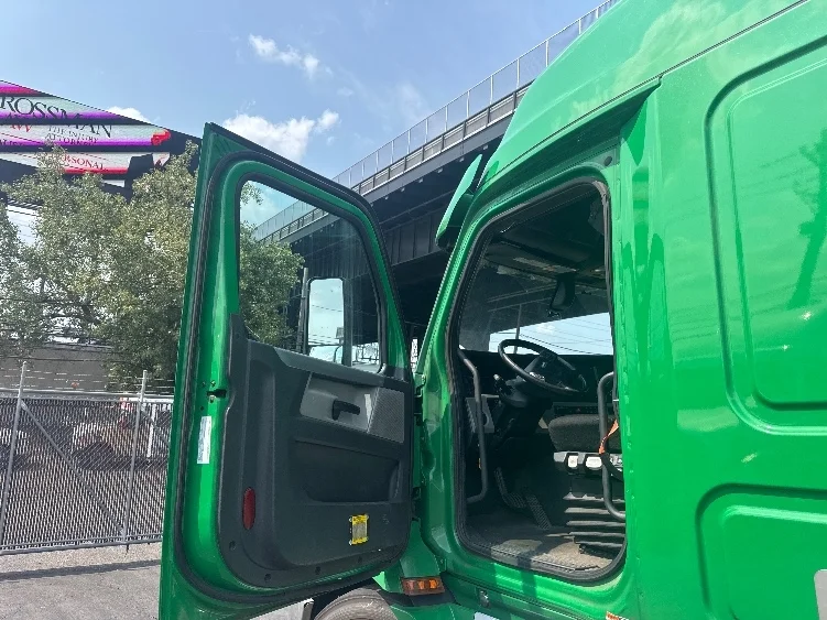 2019 Freightliner Cascadia in North Bergen, NJ — photo 9