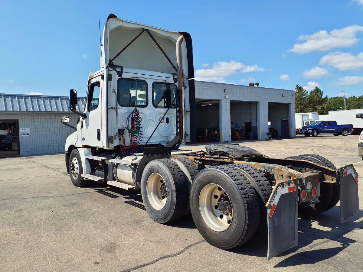 2021 Freightliner Cascadia in Oak Creek, WI — photo 6