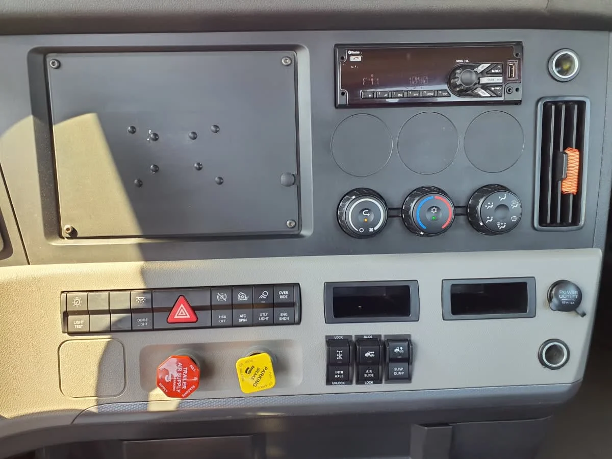 2021 Freightliner Cascadia in Oak Creek, WI — photo 10